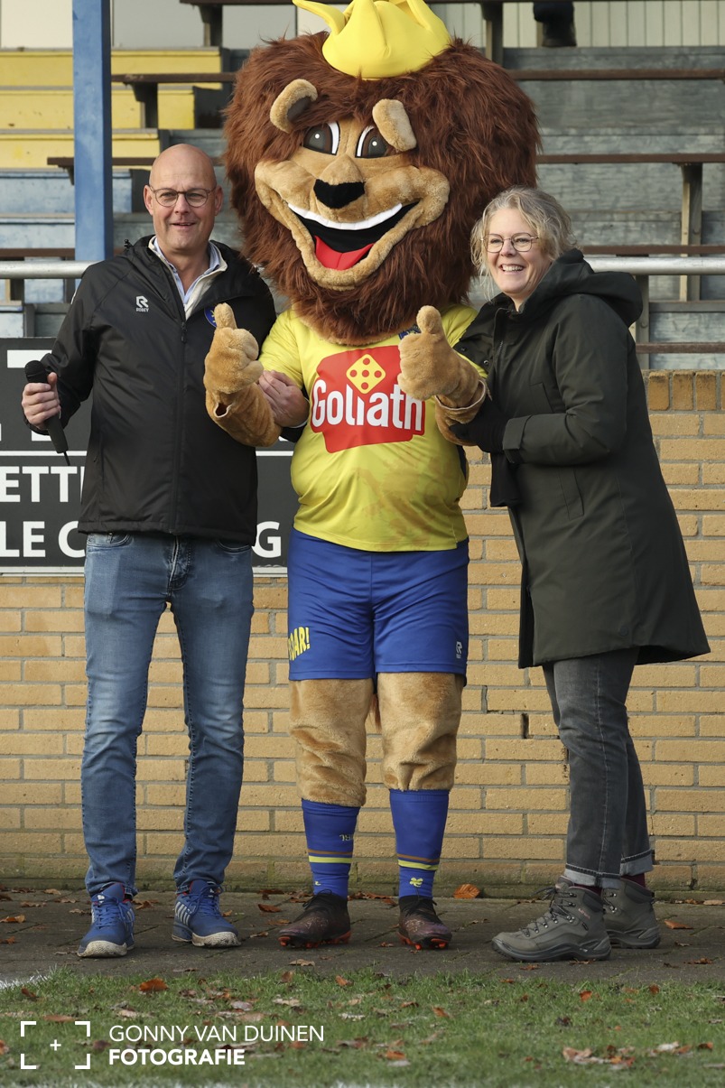 Zaterdagdebuut mascotte v.v. ’Attem tijdens training Welpjes